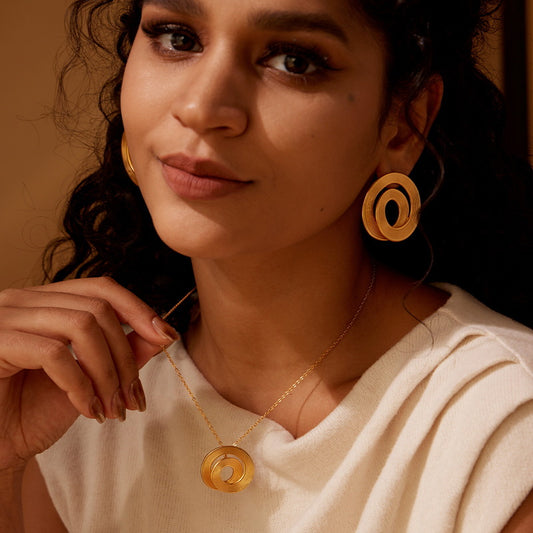 Circular Gold Pendant Necklace – Minimalist Designer Style