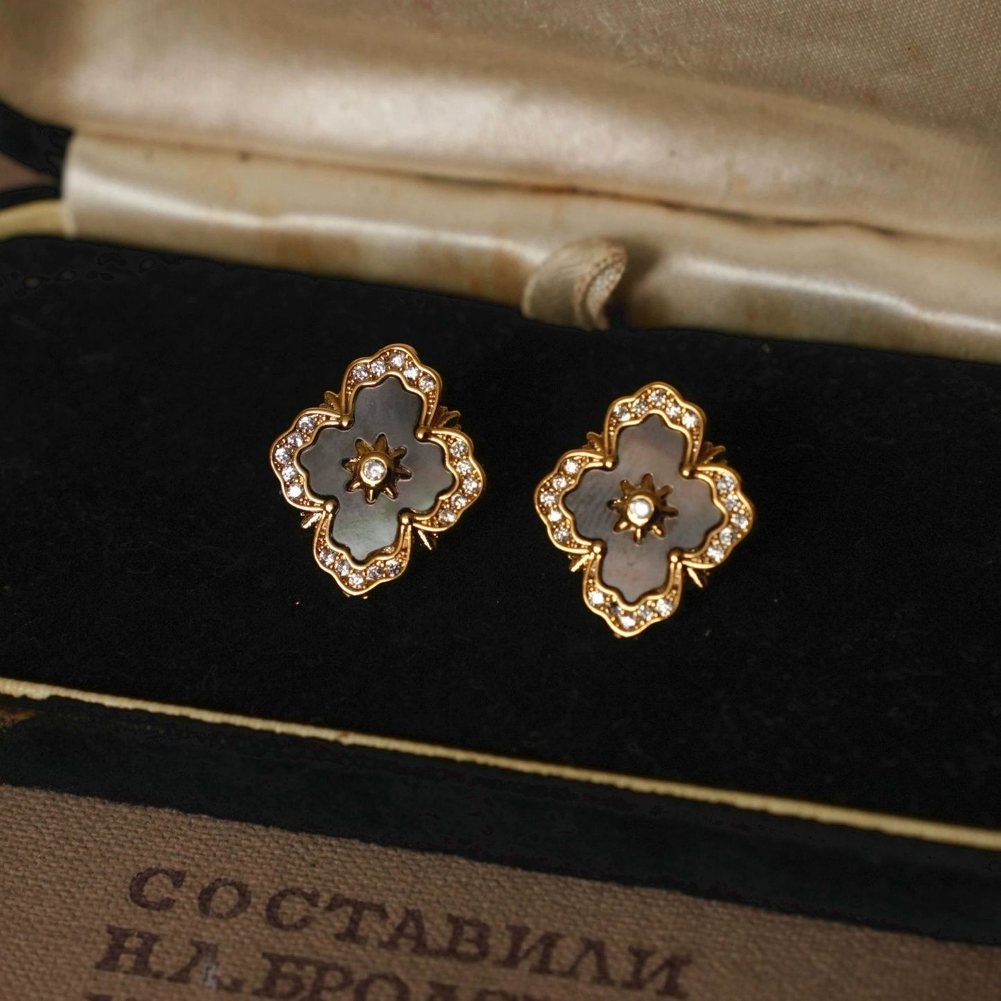Colosseum French Retro Black Pearl Stud Earrings – view 7