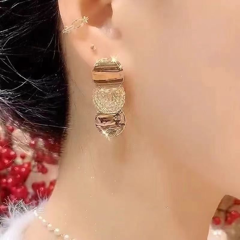 Round Metal Slice Earrings – Elegant Premium Finish – view 2
