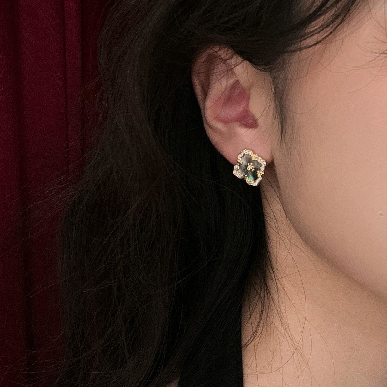 Colosseum French Retro Black Pearl Stud Earrings – view 4