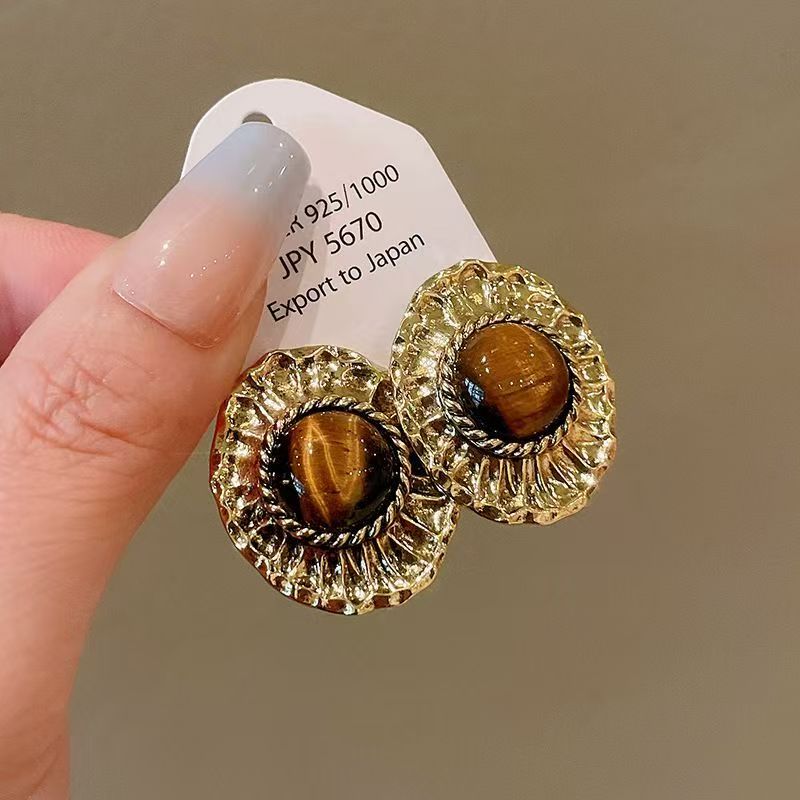French Retro Square Amber Earrings – Minimalist – view 3