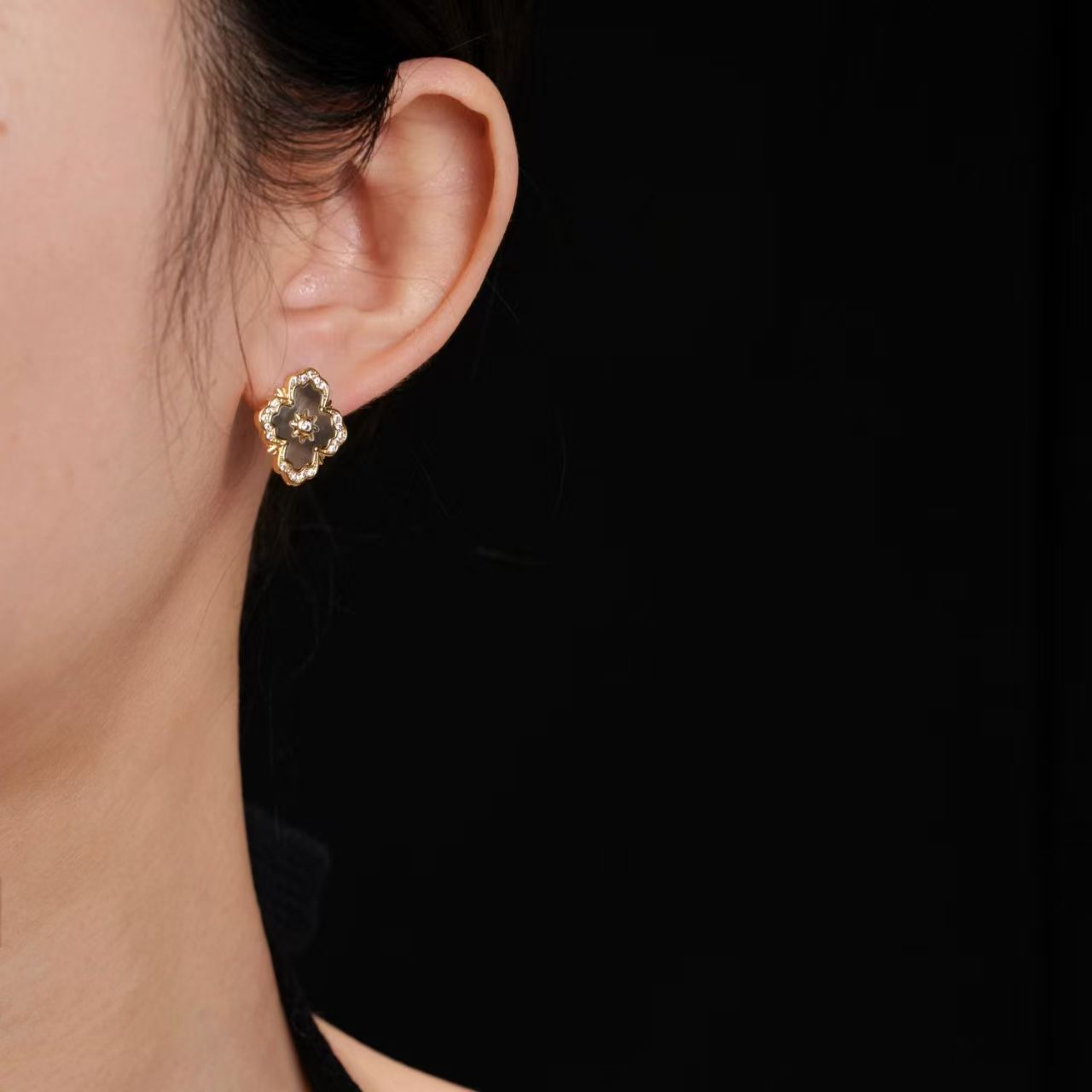 Colosseum French Retro Black Pearl Stud Earrings – view 2