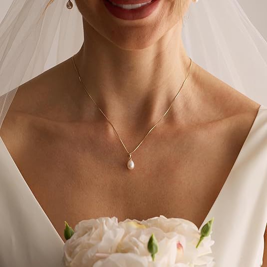 Versatile Minimalist Clavicle Chain With A Niche Design-forward Aesthetic – view 3