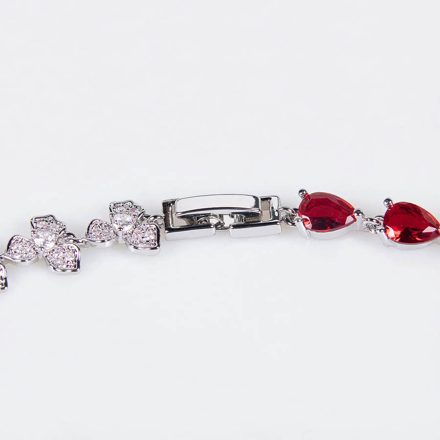 Coloured Statement red set – clasp close-up