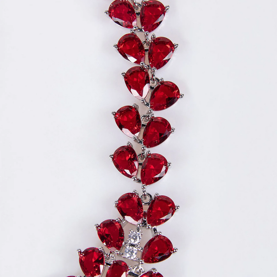 Coloured Statement red set – red faceted-stone close-up