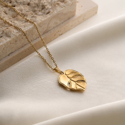 Leaf & Flower Pendant Necklace – 18K Gold Plated Steel – view 2