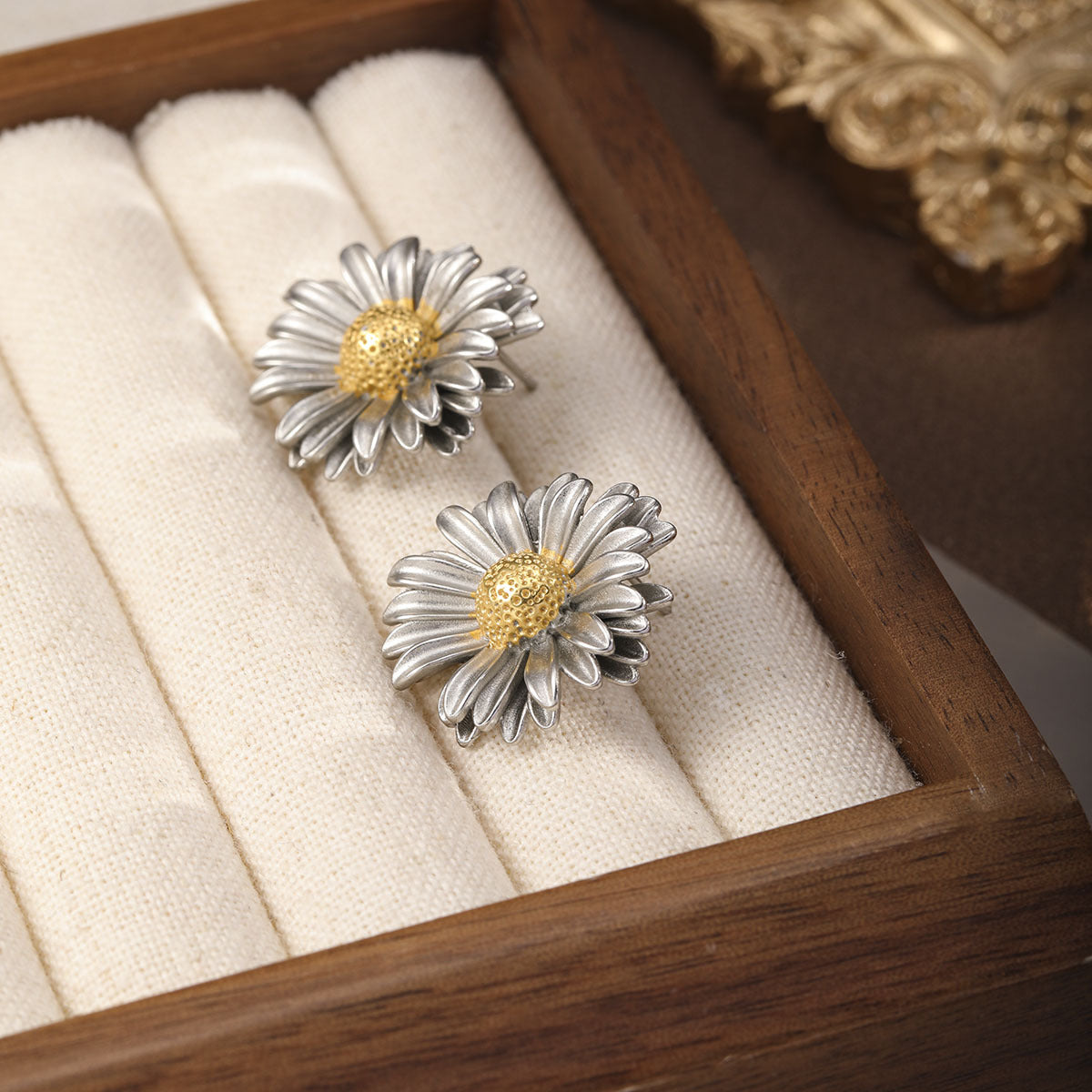 Floral Earrings Elegant And Professional With A High-end Vibe – view 3