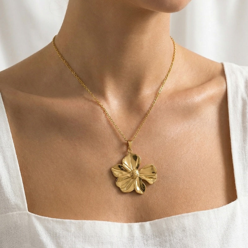 Leaf & Flower Pendant Necklace – 18K Gold Plated Steel – view 3